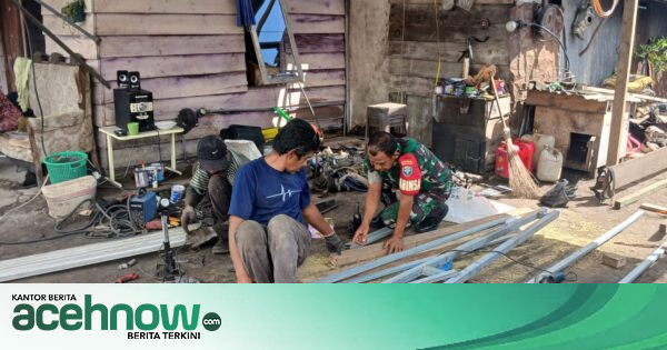 Babinsa Koramil 03/Pegasing Bantu Pemuda Binaan Bangun Kanopi di Desa Simpang Kelaping, Ini Tujuannya