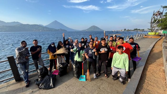 Karyawan Pos Indonesia Ternate Bersihkan Taman Toboko Jelang Rakernas JKPI, 280 Tahun Mengabdi untuk Negeri