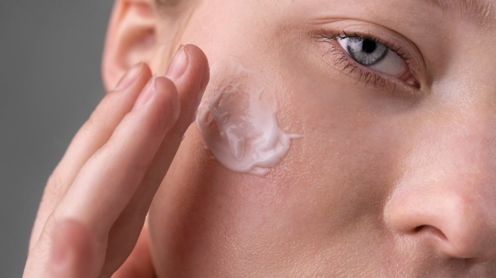 Review 5 Chemical Sunscreen Watery Favorit Female Daily: Biore, Azarine, hingga Somethinc