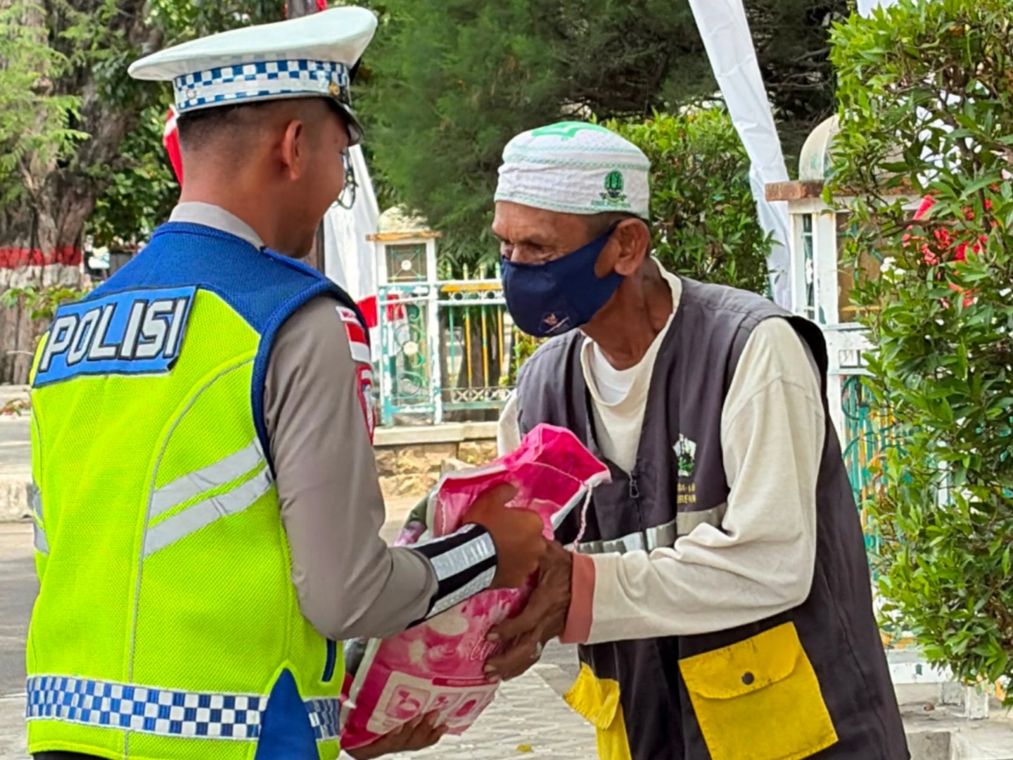 Polres Bireuen Bagikan Sembako ke Tukang Parkir dan Penarik Becak Lewat Program Jumat Berkah