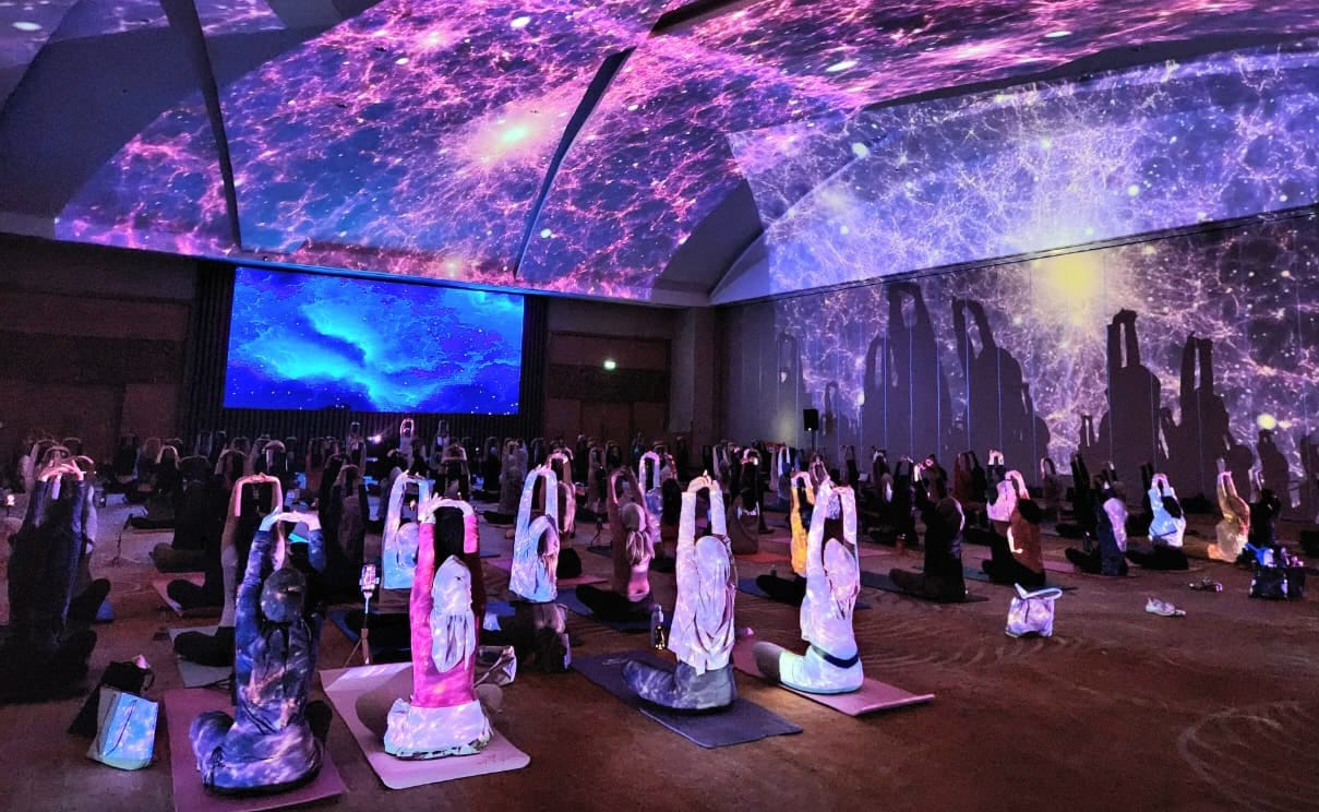 ARYADUTA Palembang Perkenalkan Cinematic Yoga, 120 Peserta Padati Grand Ballroom dalam Satu Sesi