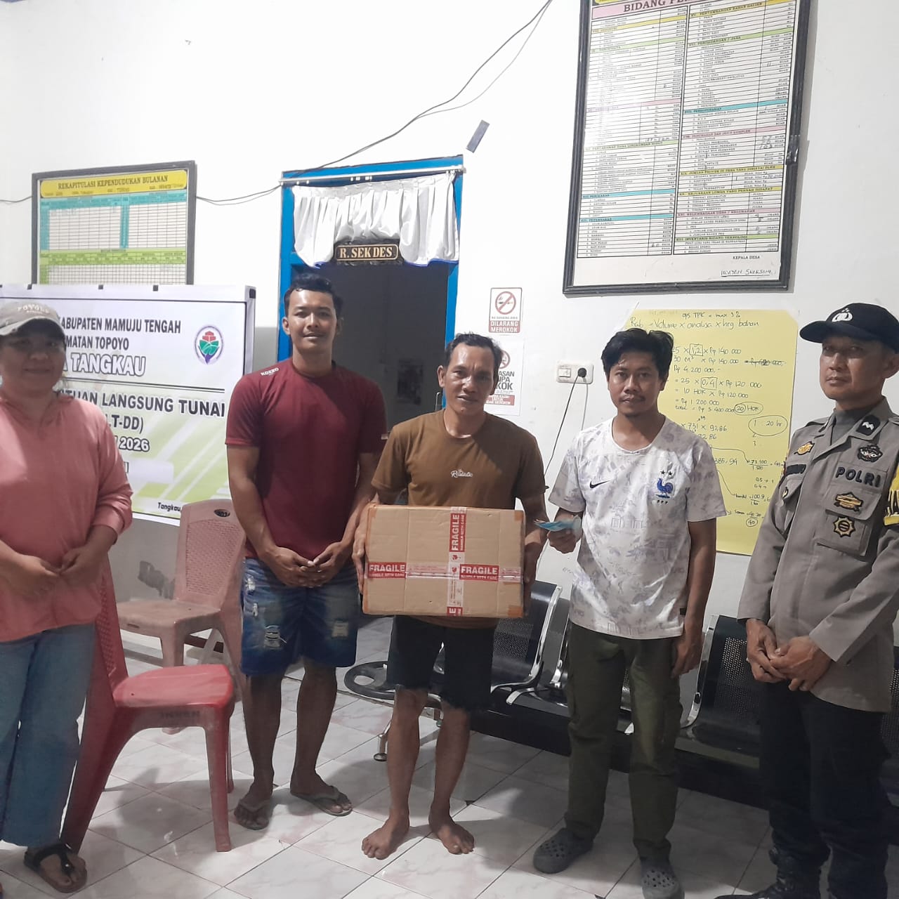 Bhabinkamtibmas Mamuju Tengah Mediasi Sengketa Paket COD di Desa Tangkau, Kurir dan Penerima Sepakat Damai