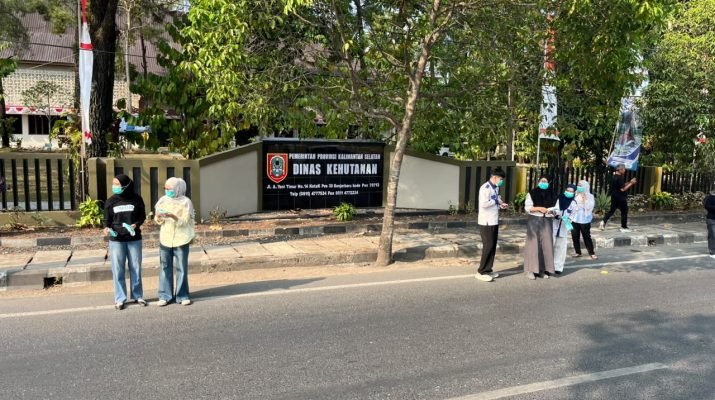 Dishut Kalsel Bagikan Masker Gratis ke Warga Terdampak Kabut Asap, Imbau Waspada Karhutla