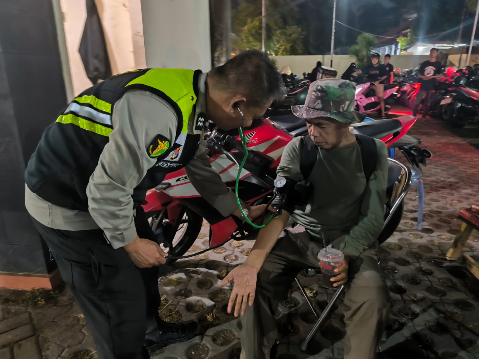 Polda NTB Gelar Patroli Rinjani Presisi di Taman Budaya Mataram, Biddokkes Sambil Layani Cek Kesehatan Warga