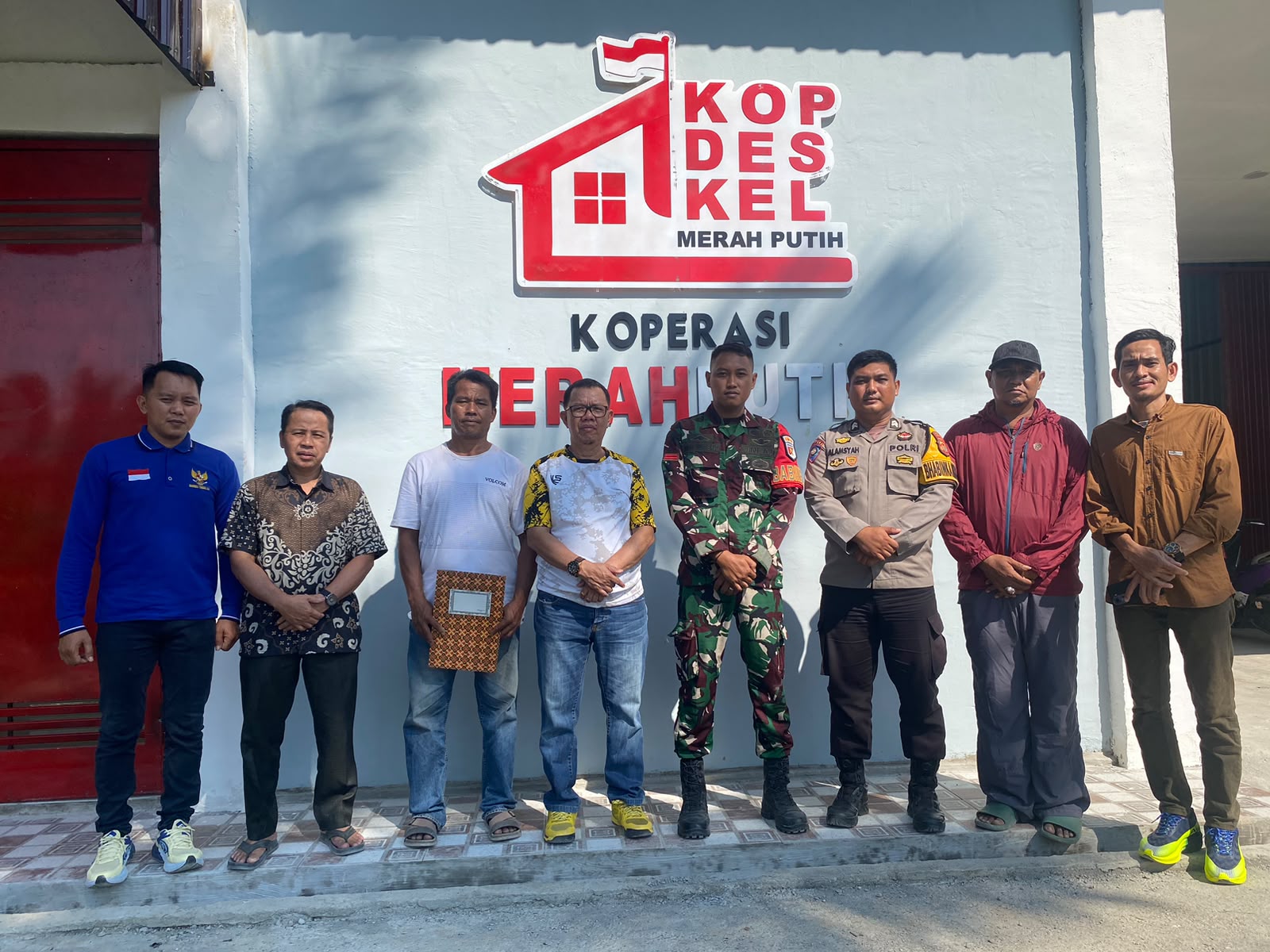 Bhabinkamtibmas Topoyo Kawal Rampungnya Pembangunan Koperasi Merah Putih di Mamuju Tengah, Warga Diminta Aktif Lapor