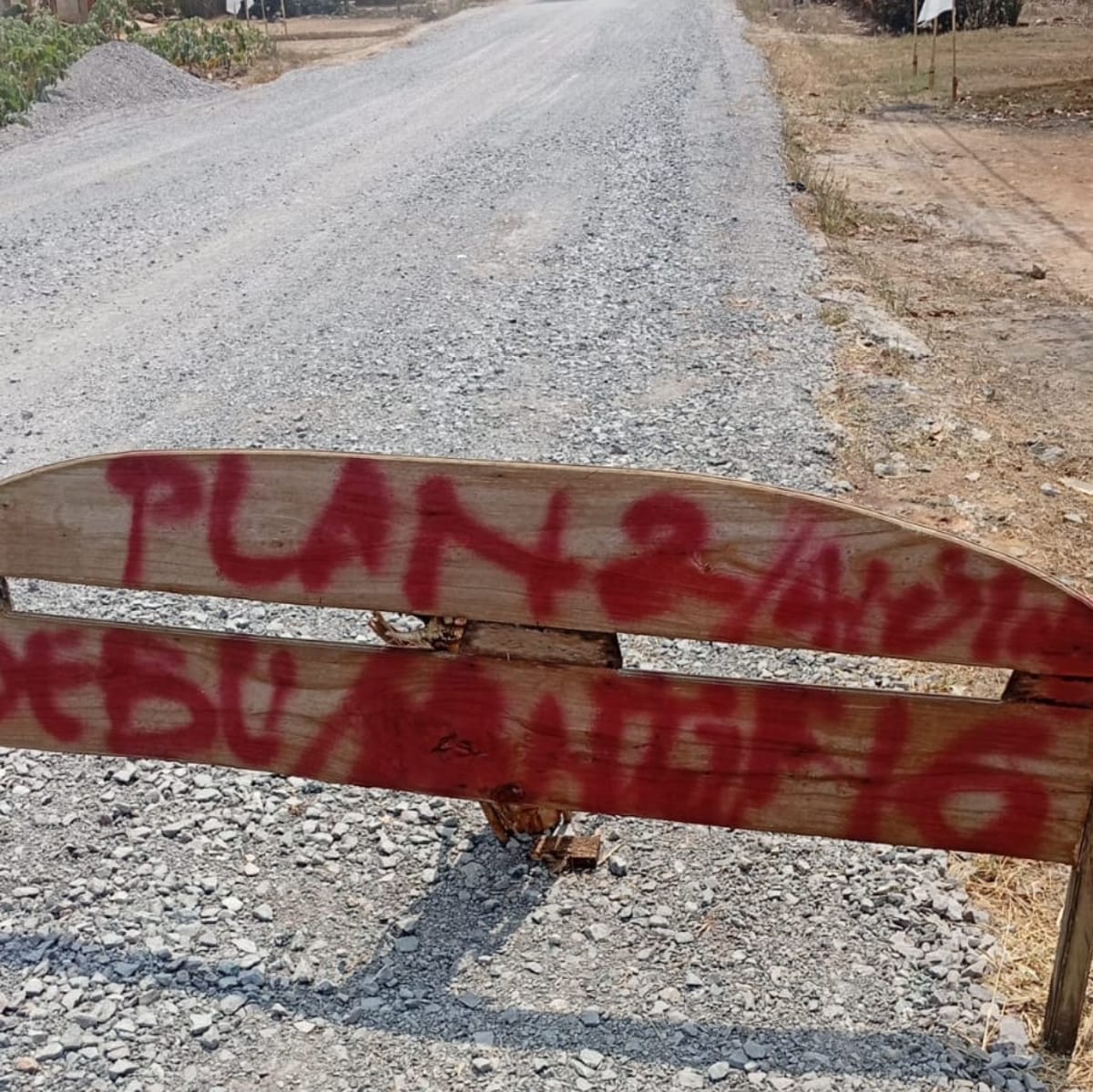 Warga Lampung Timur Pasang Plang Protes Debu Proyek Jalan Bumi Jawa–Tanjung Kesuma, Penyiraman Dinilai Seperti Kencing Kuda