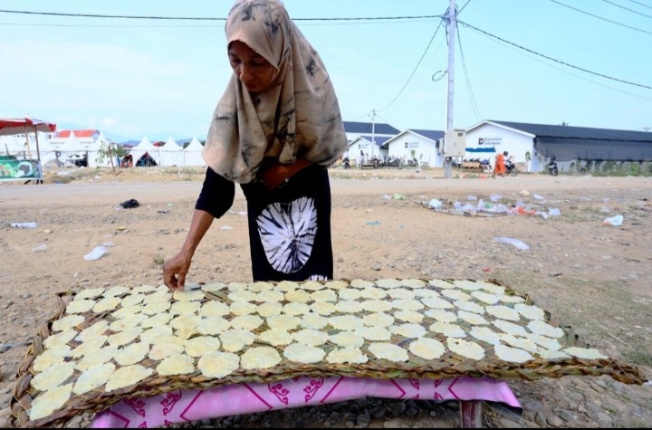 18 Perempuan Pelaku UMKM di Pidie Jaya Bertahan Usai Banjir, dari Memecah Melinjo hingga Membuka Warung Kembali