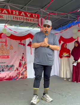 Ketua Komisi I DPRD Tarakan Adyansa Bagikan Hadiah di Jalan Santai HUT ke-81 RI di Karang Anyar