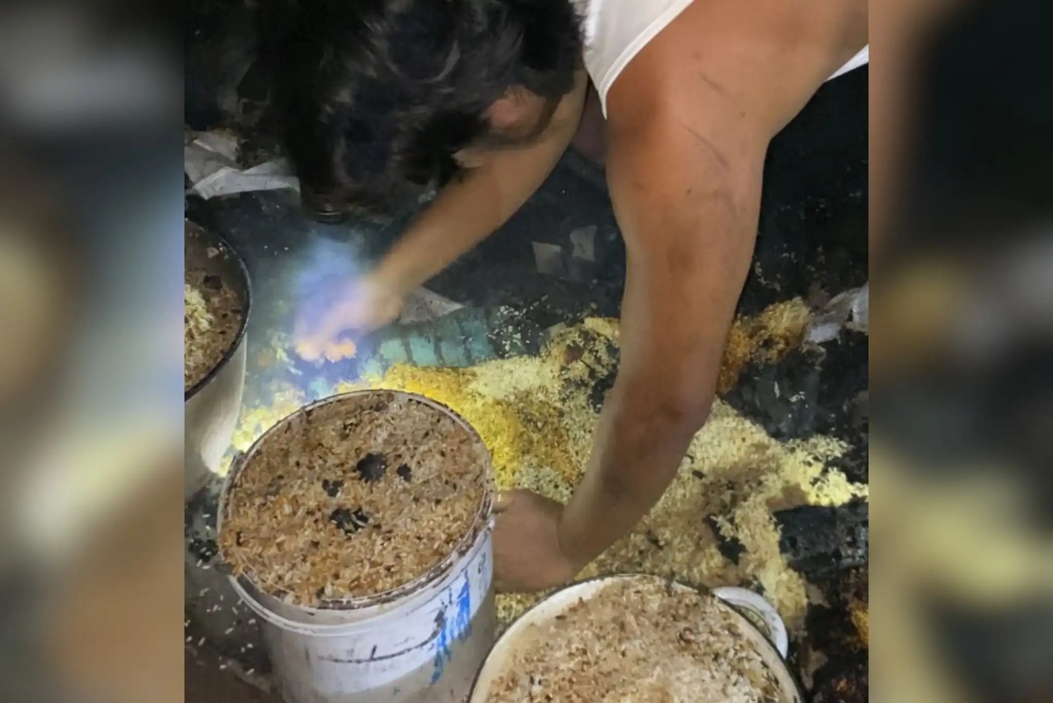 Warga Kampung Adat Sade Lombok Tengah Mengais Sisa Puing Kebakaran, Cari Keris Pusaka hingga Selamatkan Beras Bansos