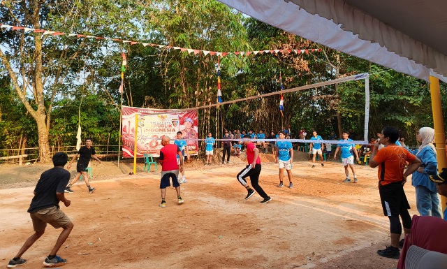 Tim Voli Propam Polda Kepri Kalahkan RT 06 Kampung Tengah Nongsa 2-0, Kabid Propam Ikut Main di Set Kedua
