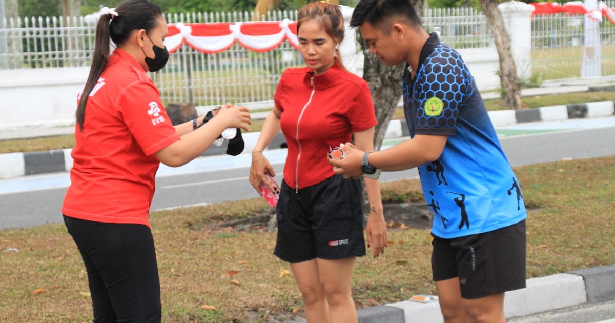 Apotek Alkes dan Bemka Kalteng Bagikan Ratusan Masker Gratis di Palangka Raya untuk Warga Terdampak Kabut Asap