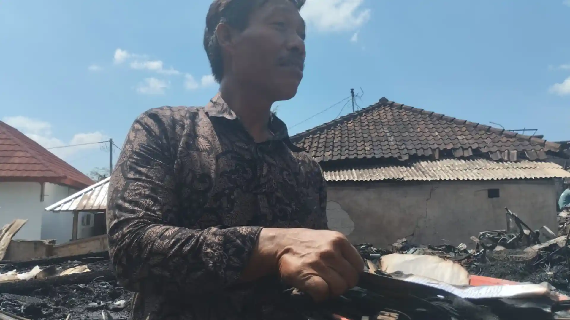 Kebakaran Rumah Adat Sade di Lombok Tengah Hanguskan Naskah Lontar Kuno Peninggalan Nenek Moyang