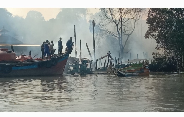 Bangkai Kapal LEOTON Terbakar di Pelabuhan Limbung Muntok, Satpolairud Bangka Barat dan Warga Berjibaku Padamkan Api