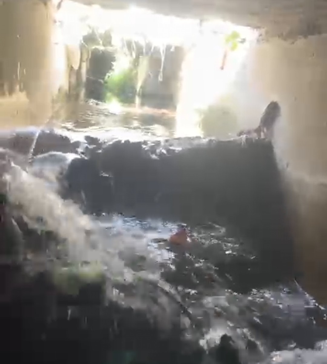 Air Meluber di Jalan Nasional Manembo-Nembo Bitung Bukan dari Pipa Perumda, Sumbernya Sungai Kecil yang Jebol