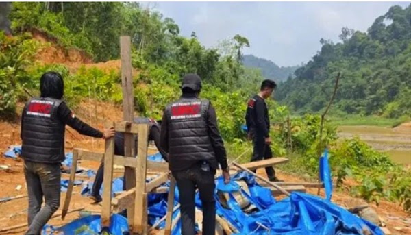 Polisi Turun ke Dua Jorong di Solok Selatan Berantas PETI, Peralatan Tambang Ilegal Dimusnahkan
