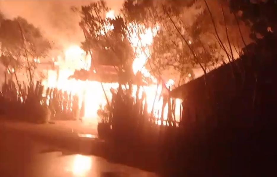 Kebakaran Hebat Hanguskan Ratusan Rumah Adat Sade Lombok Tengah, Kerugian Ditaksir Capai Miliaran Rupiah