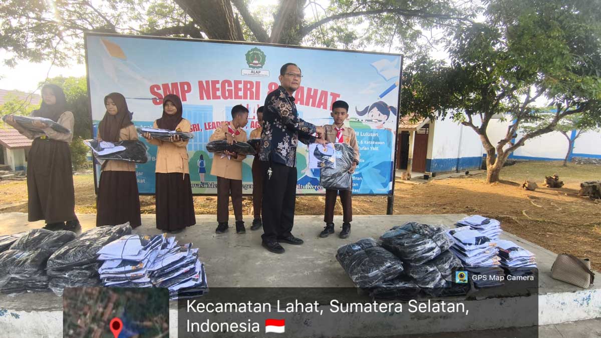 144 Siswa Baru SMPN 8 Lahat Terima Seragam Putih Biru Gratis dari Pemkab, Begini Kata Kepala Sekolah
