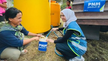 PNM Pasang Dua Toren Air di Posko Pengungsi Gempa Ruteng, Kapasitas Total 3.300 Liter