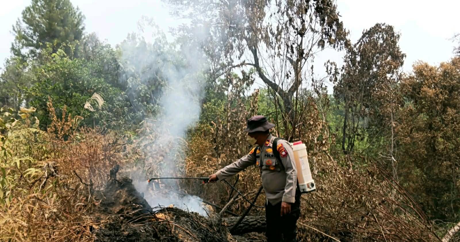8 Titik Api Karhutla Terdeteksi di Nanga Pinoh, Polsek Turun ke Desa Merpak dan Engkurai Lakukan Pemadaman