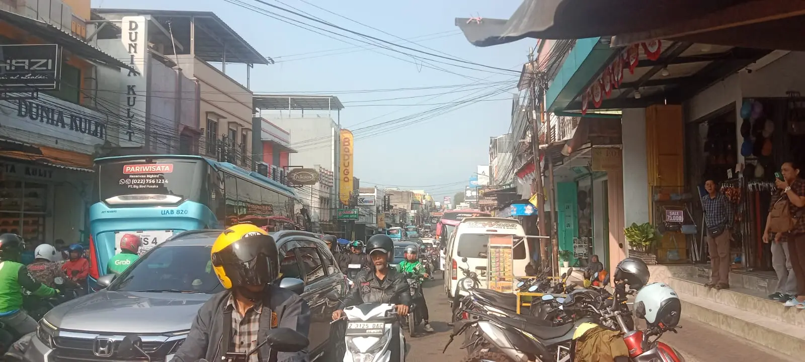 Bus Wisatawan Parkir di Badan Jalan A Yani Garut Saat Libur, Dishub Cari Lahan Parkir Terpusat di Sukaregang