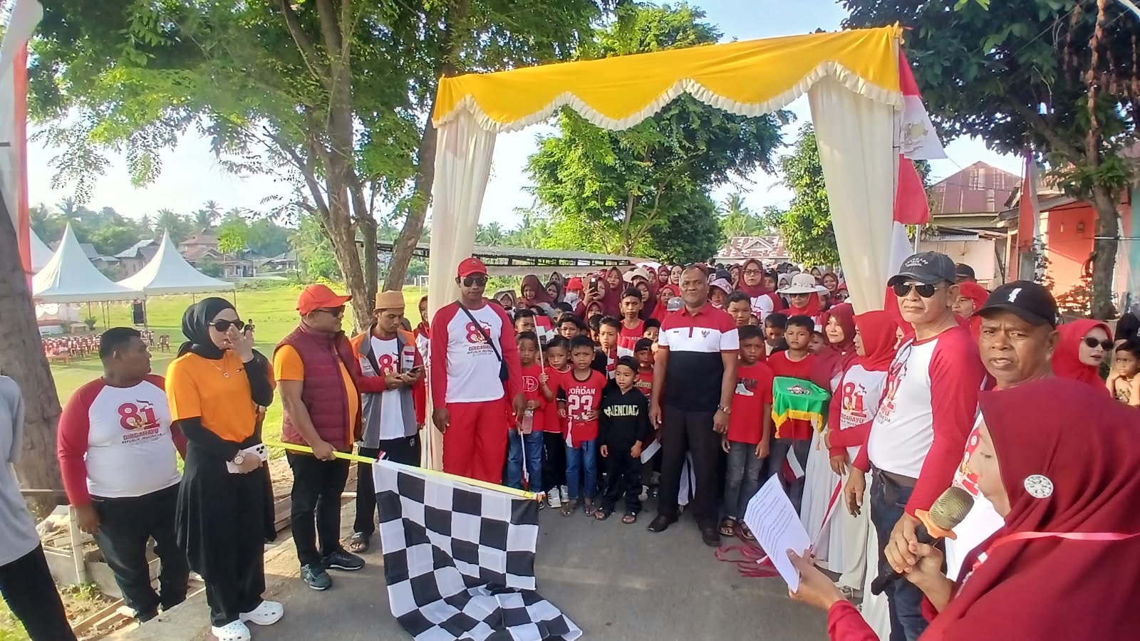 Ratusan Warga Cot Buket Bireuen Ikut Jalan Santai HUT ke-81 RI, Dilepas Ketua PMI dan Pj Keuchik