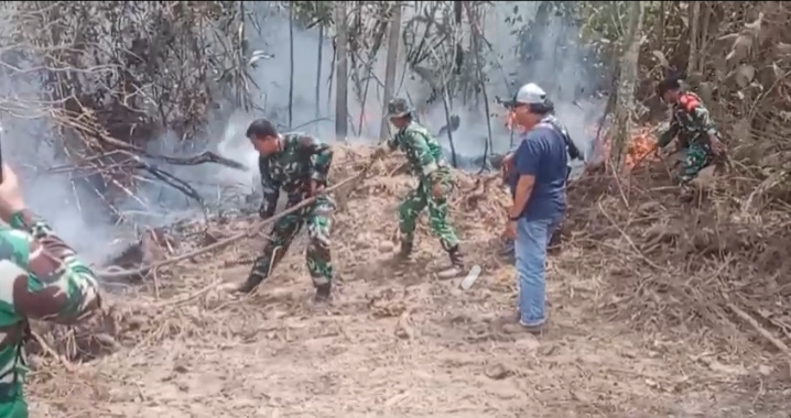 Babinsa, BPBD, dan Manggala Agni Padamkan Karhutla di Lahan Sawit dan Gambut Muara Muntai, Sebar Api Terisolasi