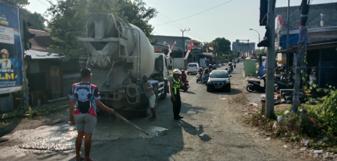 Satlantas Polresta Mamuju Turun Tangan Cor Lubang Jalan Trans Sulawesi di Simpang Lima Sebelum Telan Korban