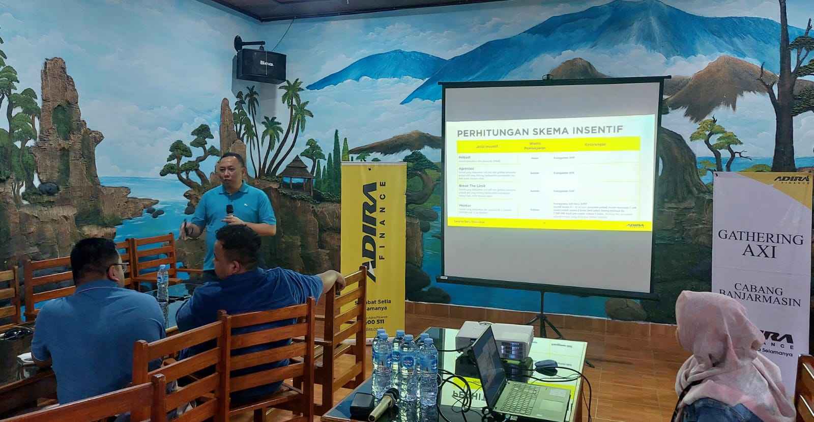 Wardaniah Raup Penghasilan Rp20 Juta per Bulan dari Bisnis AXI Adira Banjarmasin, Buka Gerai di Depan Rumah