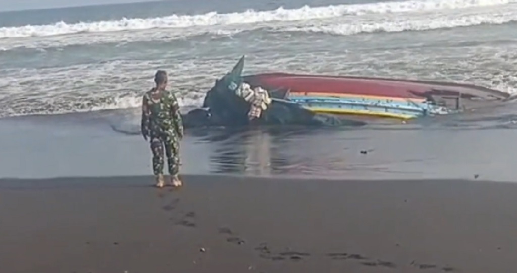 Perahu Nelayan Karam di Pantai Pancer Jember, 4 ABK Selamat