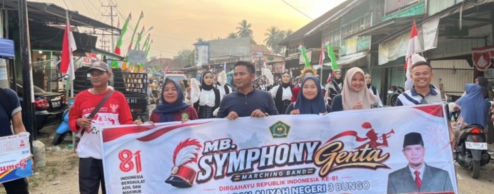 Pawai HUT ke-81 RI di Bungo, Tenaga Kependidikan MAN 3 Bungo Kompak Dampingi Siswa di Tengah Terik Matahari
