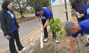 DPC Demokrat Ogan Ilir Ajak Warga Gotong Royong Bersihkan Lapangan Persada dan Tanam Puluhan Pohon Buah