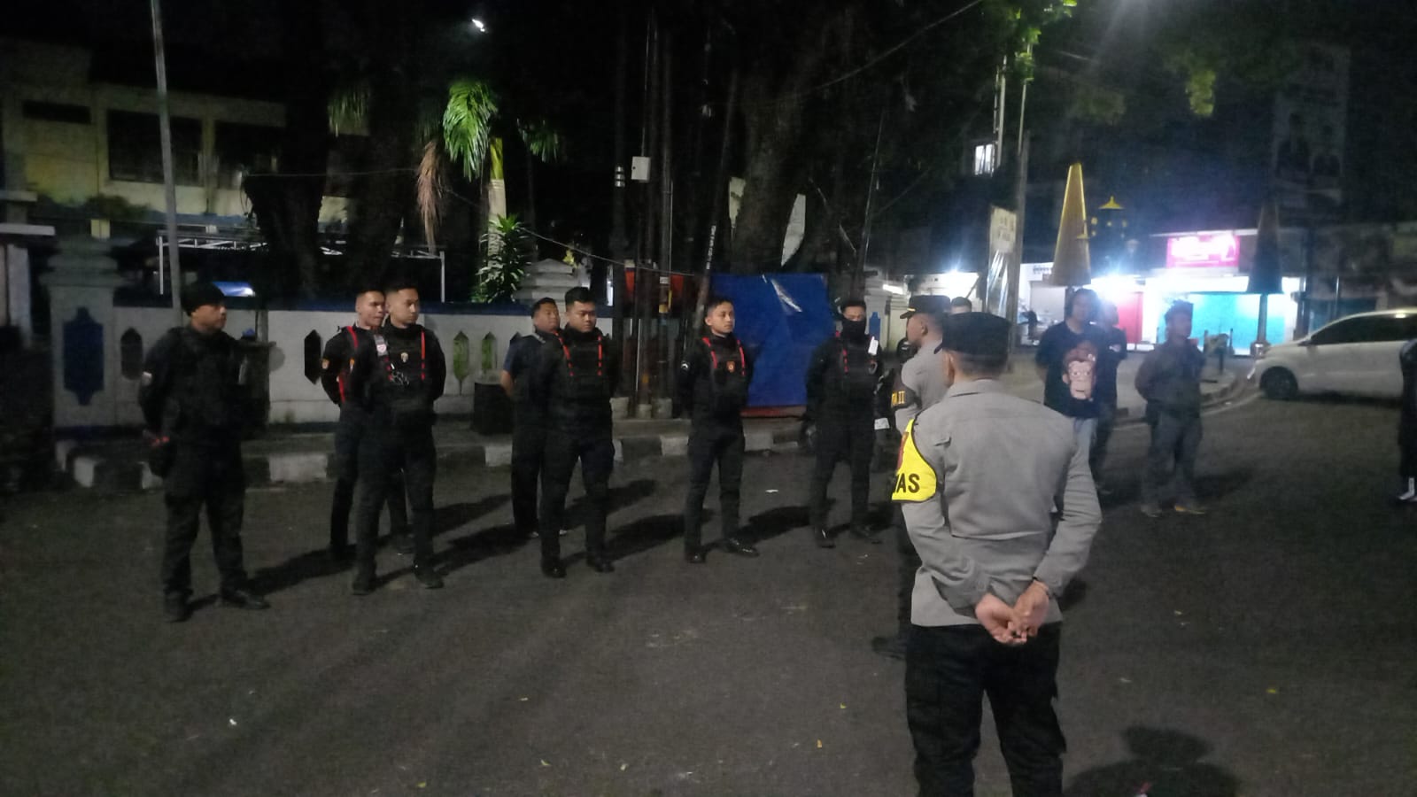 Patroli Dini Hari Polres Tasikmalaya Kota Amankan 12 Botol Miras dari Dua Pengendara Motor