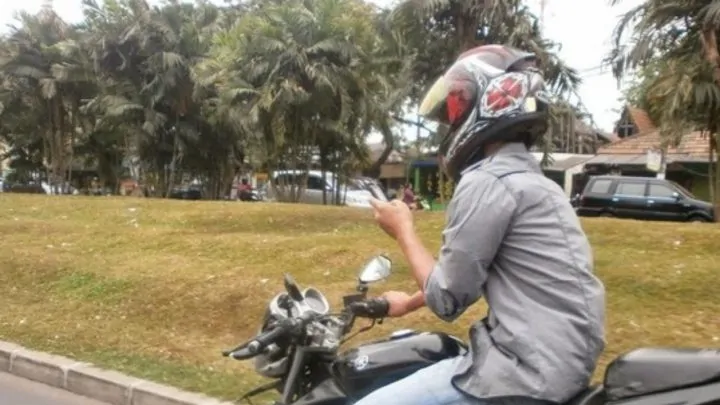 Instruktur Safety Riding Asmo Sulsel Ingatkan Bahaya HP Saat Berkendara, Risiko Kecelakaan Fatal dalam Hitungan Detik