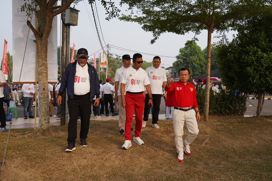 Danrem 042/Gapu dan Gubernur Jambi Ikuti Jalan Sehat HUT ke-81 RI di Lapangan Garuda, Warga Berbaur dengan Forkopimda