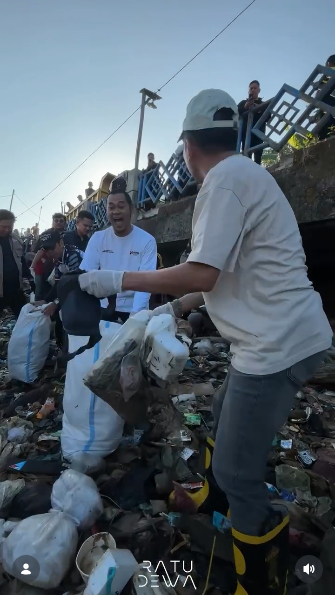 Wali Kota Palembang Ratu Dewa Turun ke Tepian Sungai Musi Bersihkan Sampah, Netizen Soroti Minimnya Partisipasi Warga