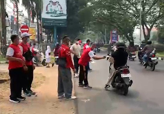 Kawanua Kubu Raya Bagikan Masker Gratis ke Pengguna Jalan saat Kabut Asap Karhutla Makin Pekat