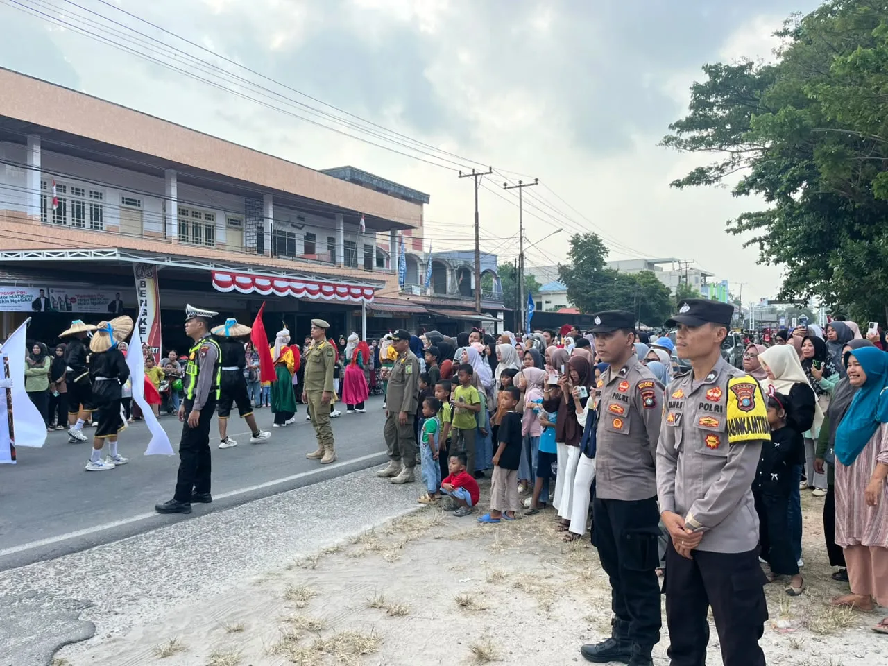 Karnaval HUT ke-81 RI di Natuna Meriah, Polsek Bunguran Timur Terjunkan Bhabinkamtibmas Amankan Rute