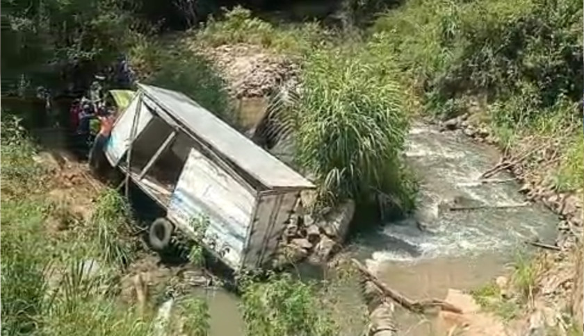 Truk Box Terjun ke Jurang di Jalan Liwa–Hanakau Lampung Barat, Jalan Sempat Amblas Akibat Longsor