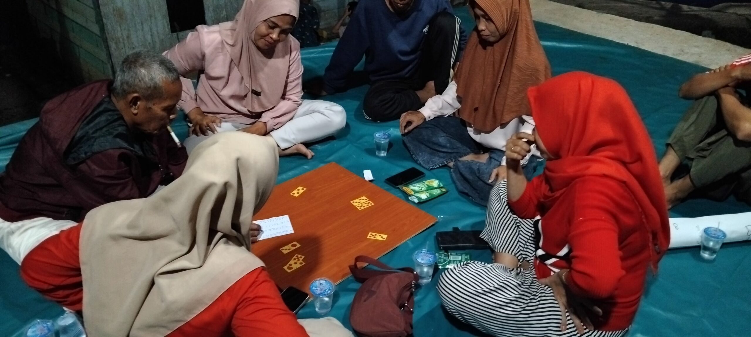 Ibu-Ibu RT 03 Gang Hasanah Kotabaru Adu Strategi di Lomba Domino, Rayakan HUT RI ke-81 dengan Kebersamaan