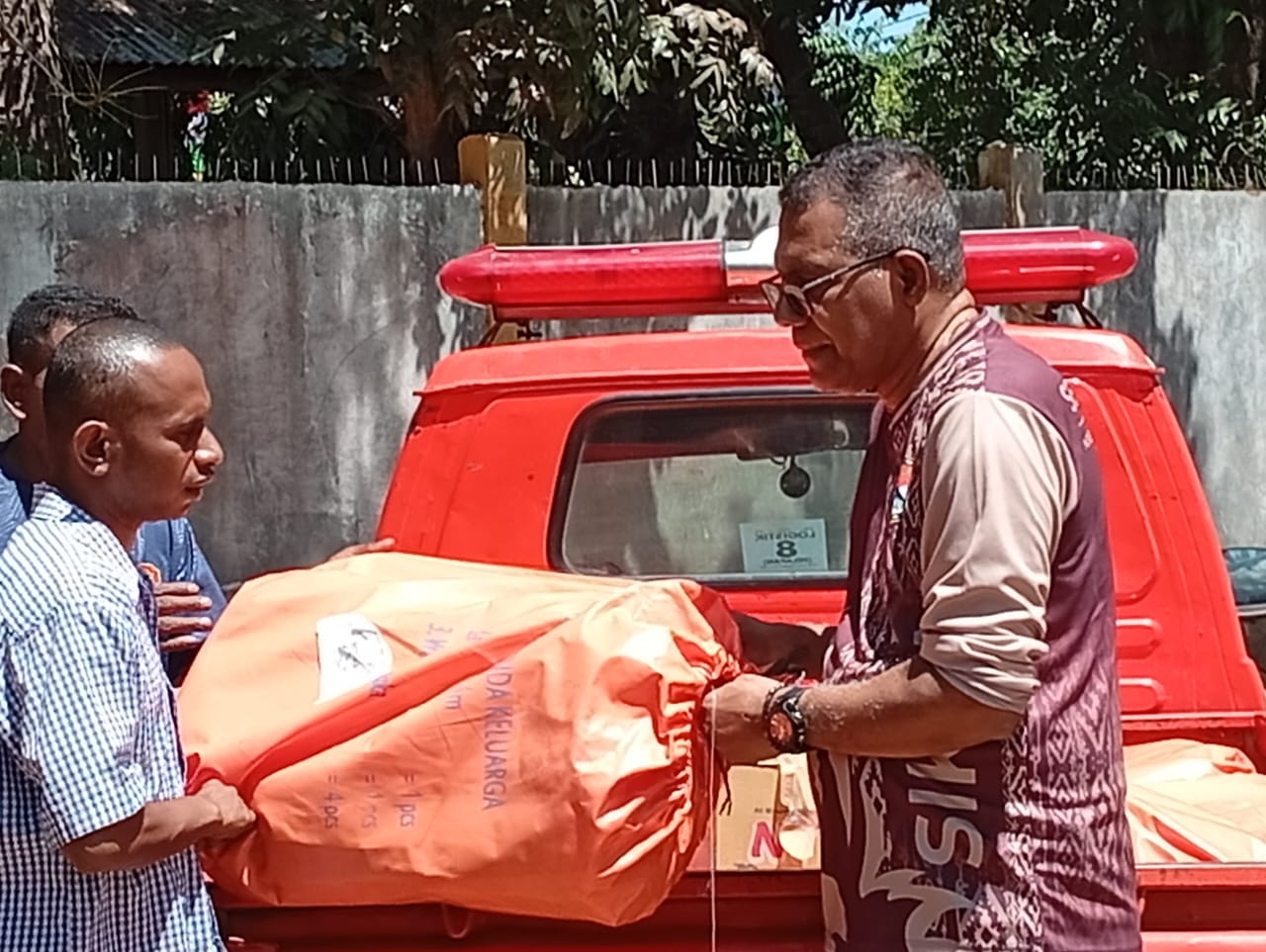Gempa Sikka: 20 Tenda Disalurkan untuk Warga Talibura, Wabup Simon Pastikan Kebutuhan Dasar Terpenuhi