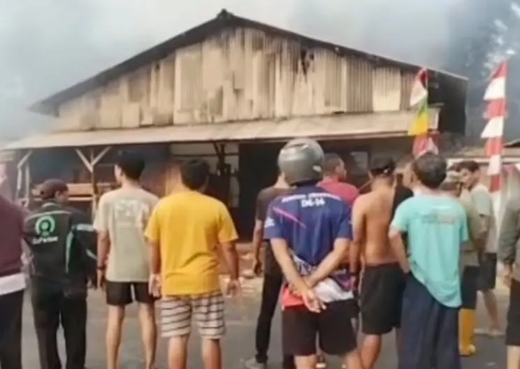 Kebakaran Gudang Kayu di Cihuni Purwakarta, Jalan Sempat Ditutup dan Macet Panjang