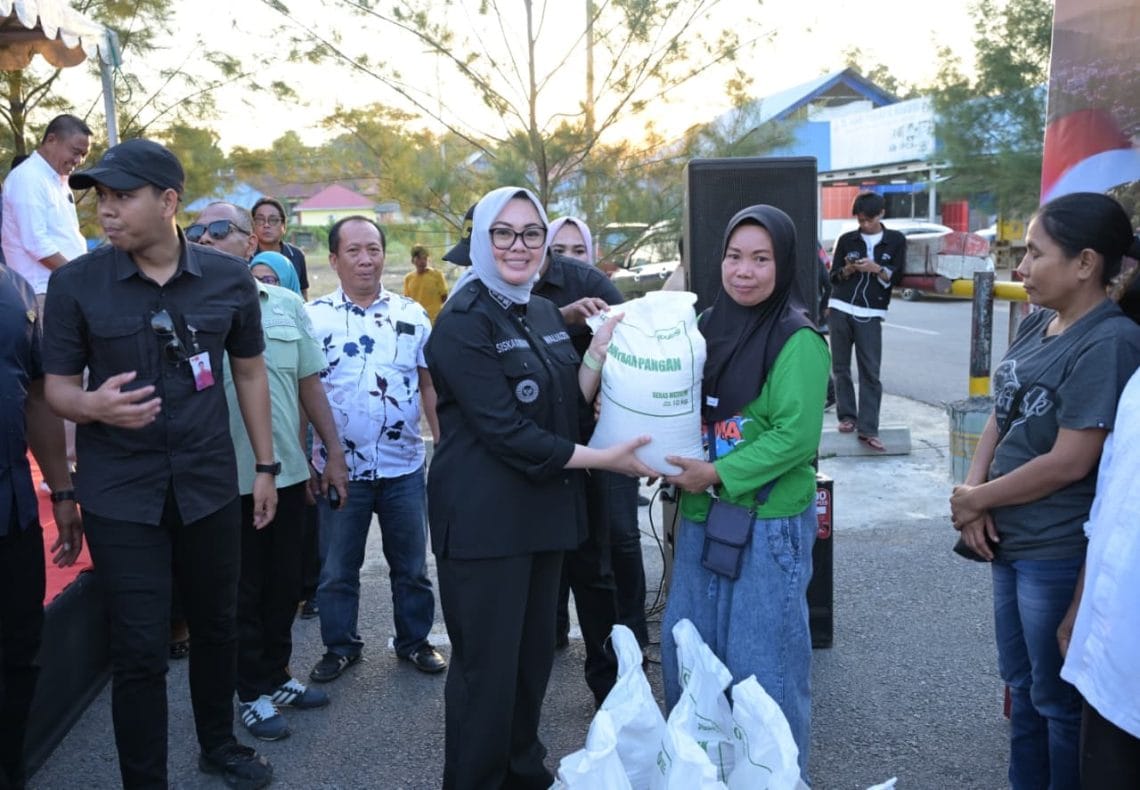Wali Kota Kendari Siska Karina Imran Jaring Aspirasi Warga Kambu dan Baruga, Ratusan Paket Bantuan Pangan Disalurkan