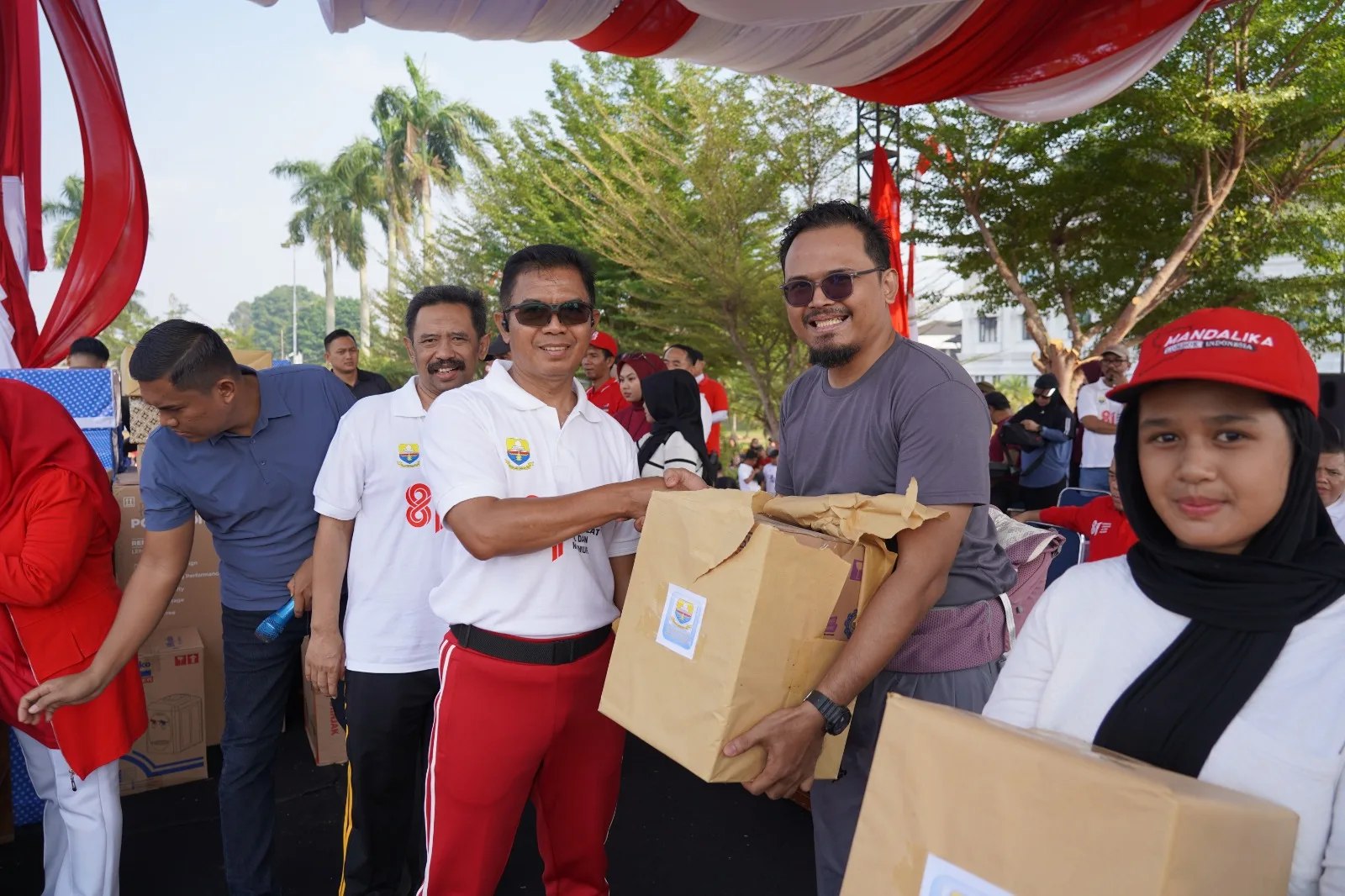 Danrem 042/Gapu Brigjen TNI Nyamin Ikuti Gerak Jalan dan Senam HUT RI ke-81 di Lapangan Garuda Jambi, Ribuan Warga Padati Kegiatan