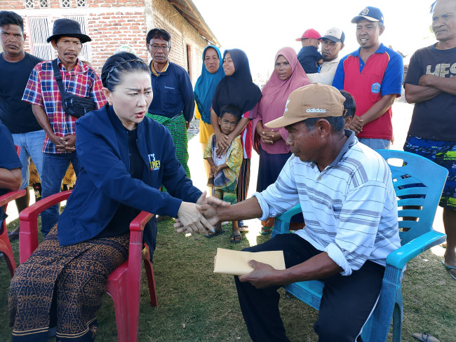 Gempa Rusak Masjid di Nagekeo, Anggota DPR RI Julie Laiskodat Langsung Serahkan Bantuan Rp25 Juta
