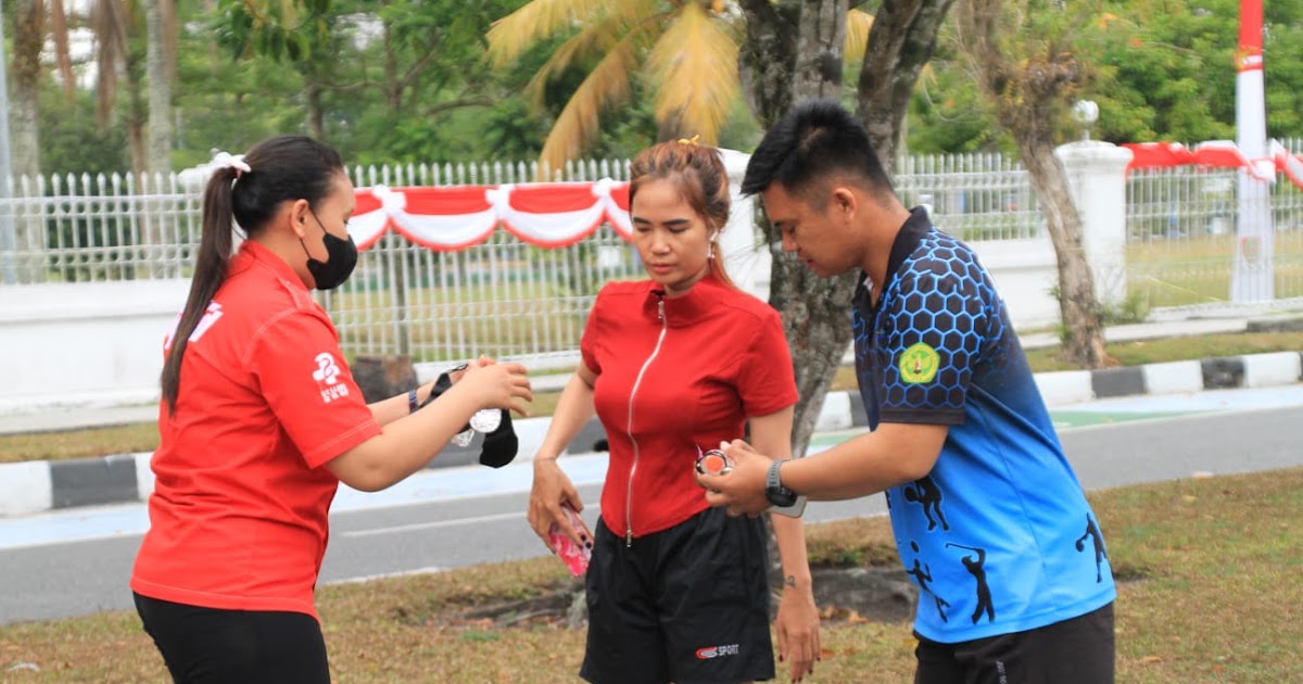 Apotek Alkes dan Bemka Kalteng Bagikan Ratusan Masker Gratis di Palangka Raya untuk Warga Terdampak Kabut Asap
