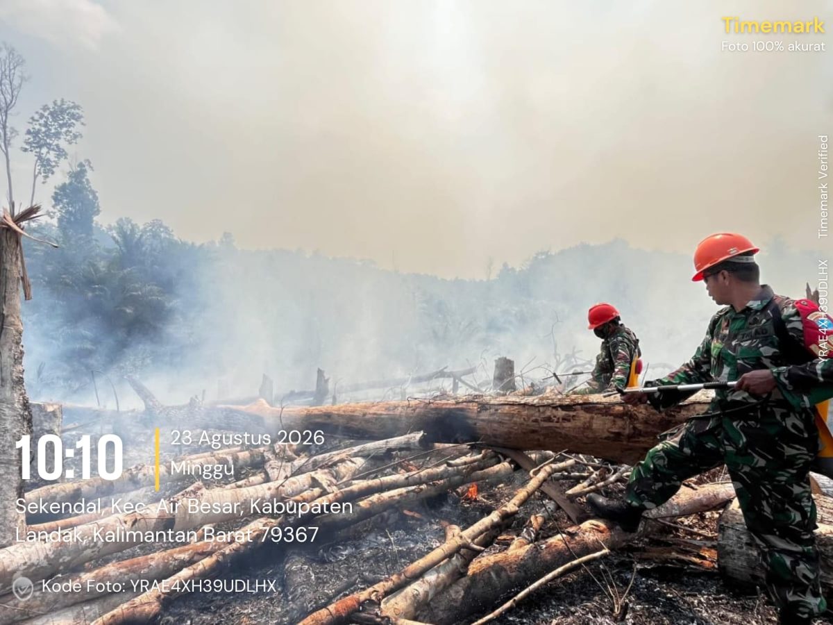 19 Titik Panas Terpantau di Landak, Babinsa Air Besar Turun Padamkan Api Sebelum Meluas