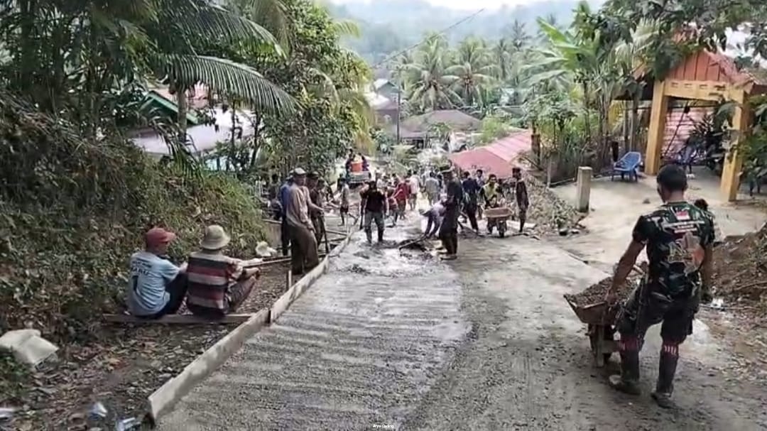 Warga Desa Lubuk Lagan Seluma Gotong Royong Cor Jalan Akses Desa Secara Swadaya, Antisipasi Musim Hujan