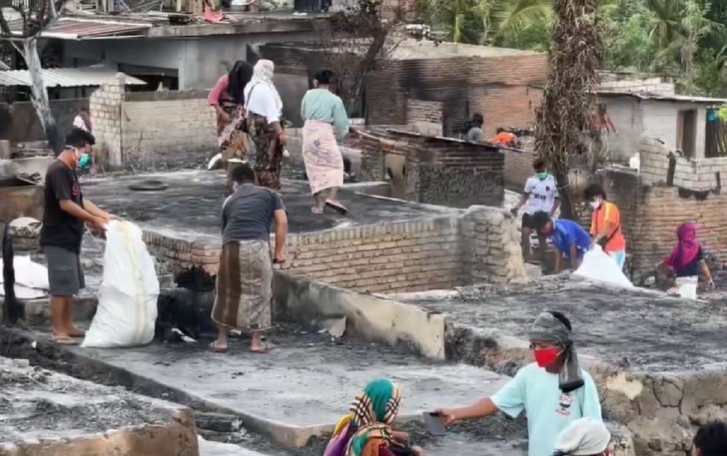 152 Bangunan di Kampung Adat Sade Lombok Terbakar, Warga Dirikan Tenda di Atas Fondasi Rumah