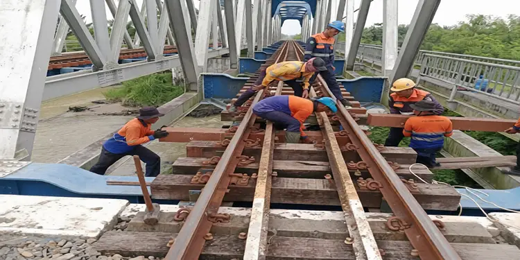 KAI Divre I Sumut Ganti 3.131 Bantalan Jembatan Kayu dengan Material Sintetis, Target Rampung 2026