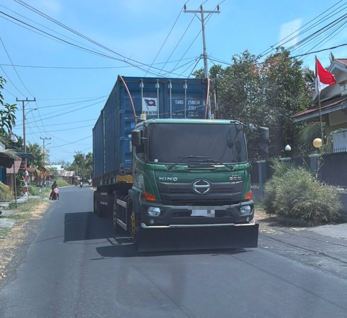 Trailer Kontainer PT NICO Rutin Melintas di Halmahera Utara Tanpa Pengawalan, Pengendara Keluhkan Risiko Kecelakaan